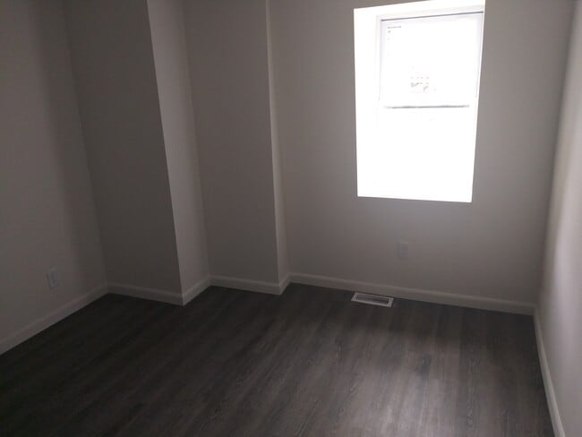Building Photo - 102 Linden St
