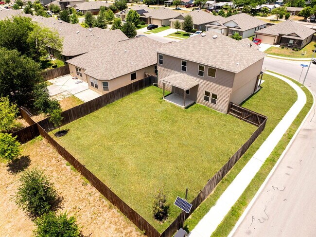 Foto del edificio - 4 Bedroom Corner Lot Rental with Spacious ...