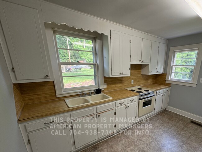 Foto del edificio - 130 Lilly Ave