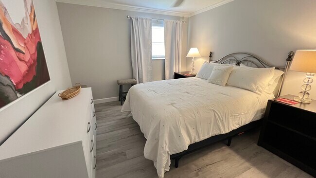 Habitación de invitados con cama de matrimonio - 1517 Chesapeake Ave