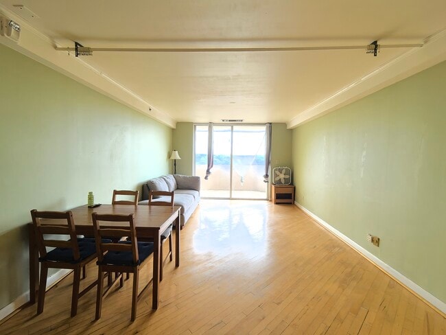 Living room - 1501 Clairmont Rd