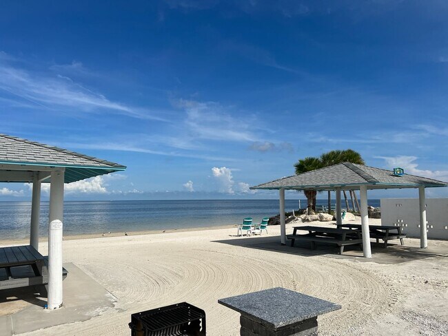 Building Photo - 2 Bedroom 1 Bath fully furnished with all ...