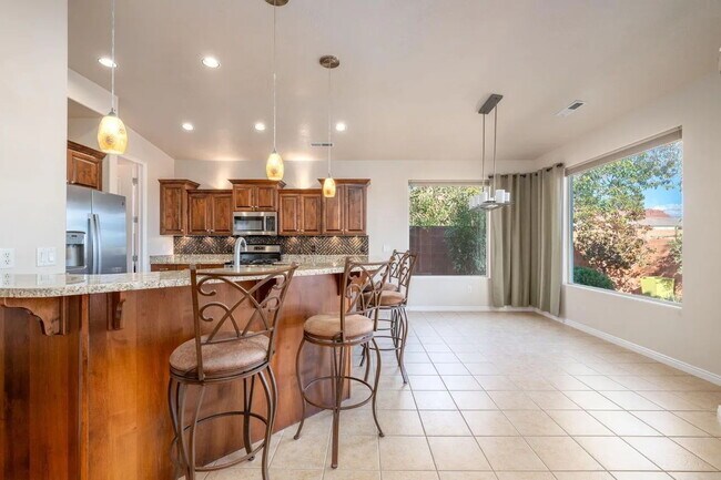 Foto del edificio - This beautiful Gem is ready for you to move into now.  Stunning views, spacious floor plan. Call ...