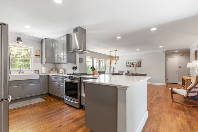 Building Photo - 3926 Pineview Dr SE