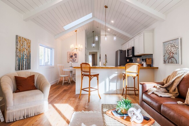 Foto del edificio - Beautifully remodeled bungalow