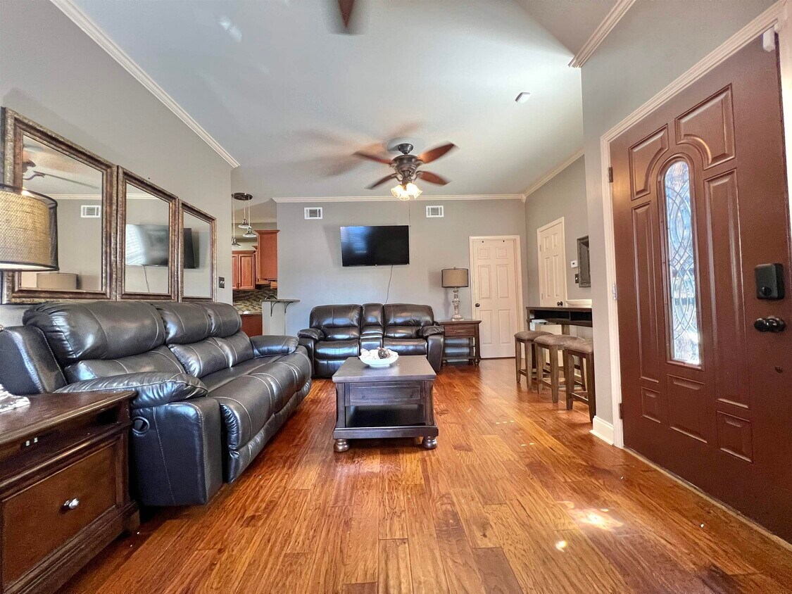 Foto principal - 6763 Blue Lake Ln