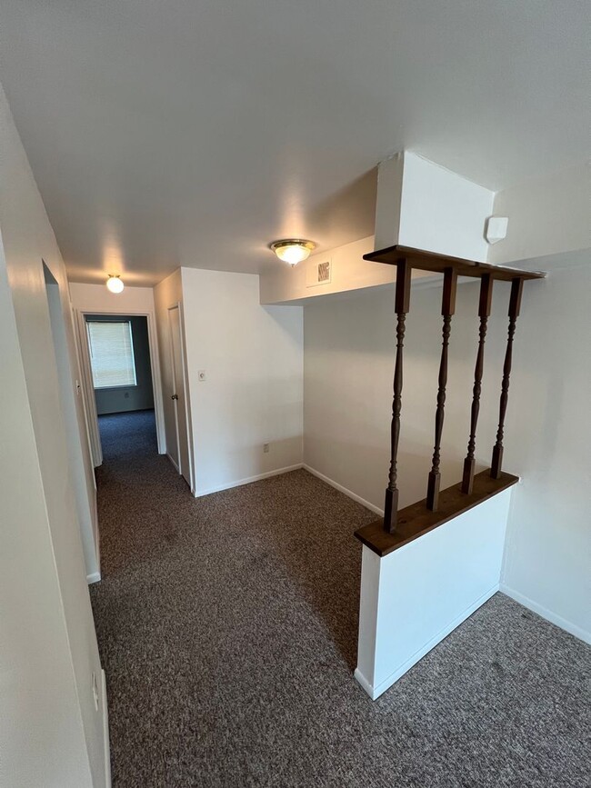 Building Photo - Renovated 1 BD, 1 BA Apartment in Mt Joy!