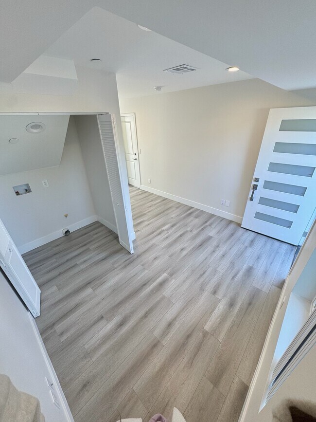 Espacio de oficina y lavandería en el primer piso. - 3190 Carlin Ave