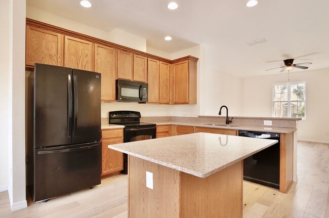 Building Photo - Beautiful 3/2.5 Spacious Townhome with a P...