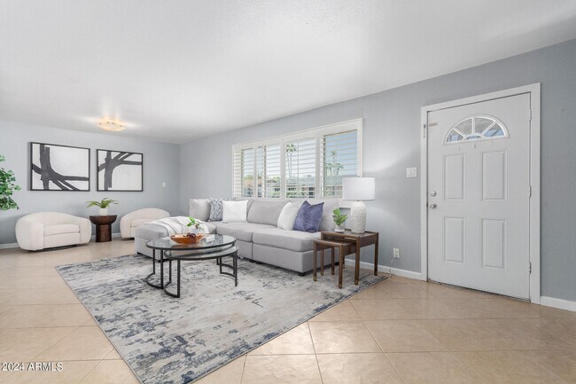 Foto del edificio - 8117 E Lewis Ave