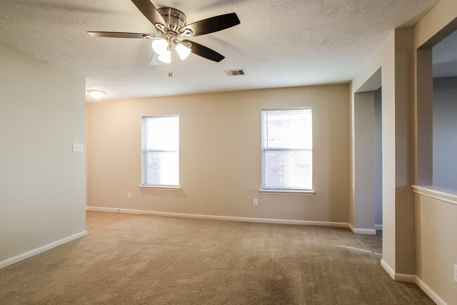 Foto del edificio - 8107 Sanders Glen Ln