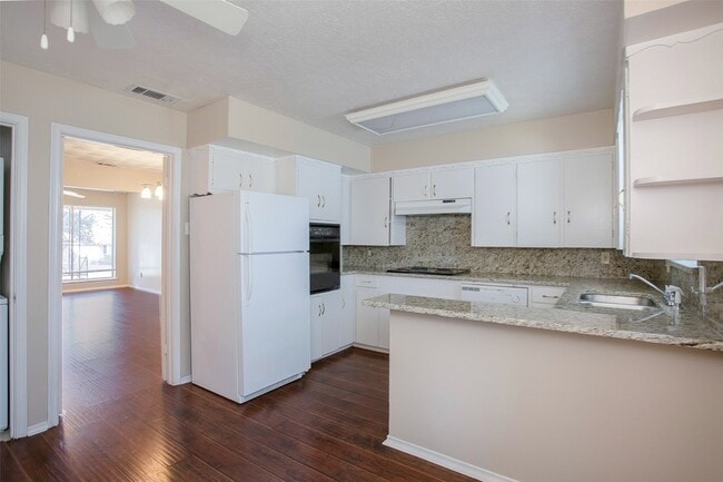 Photo - 7010 Kingsbury Dr Apartment