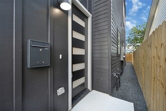 Building Photo - 327 Tite St