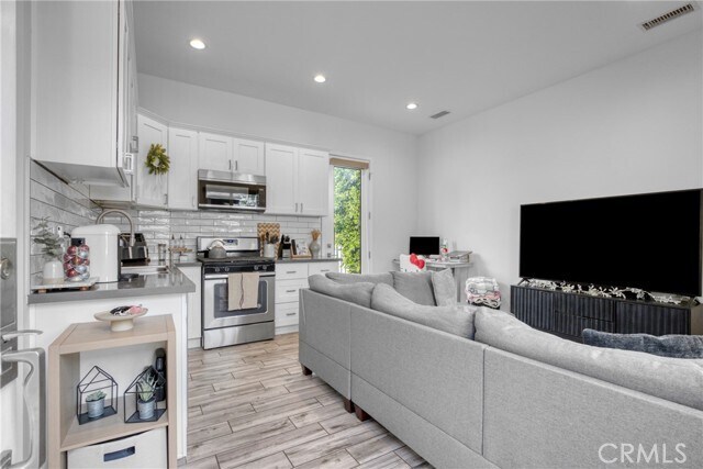 Foto del edificio - 7302 Woodley Ave