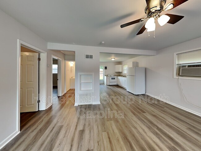 Foto del edificio - 804 Pineland Ave