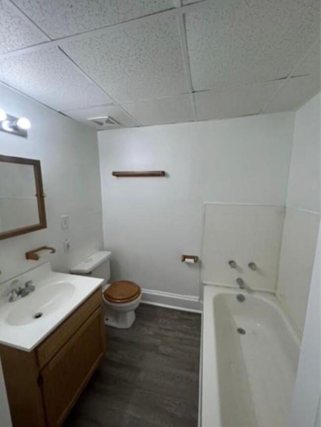 Foto del edificio - Expansive East End Townhome! Large Bedroom...