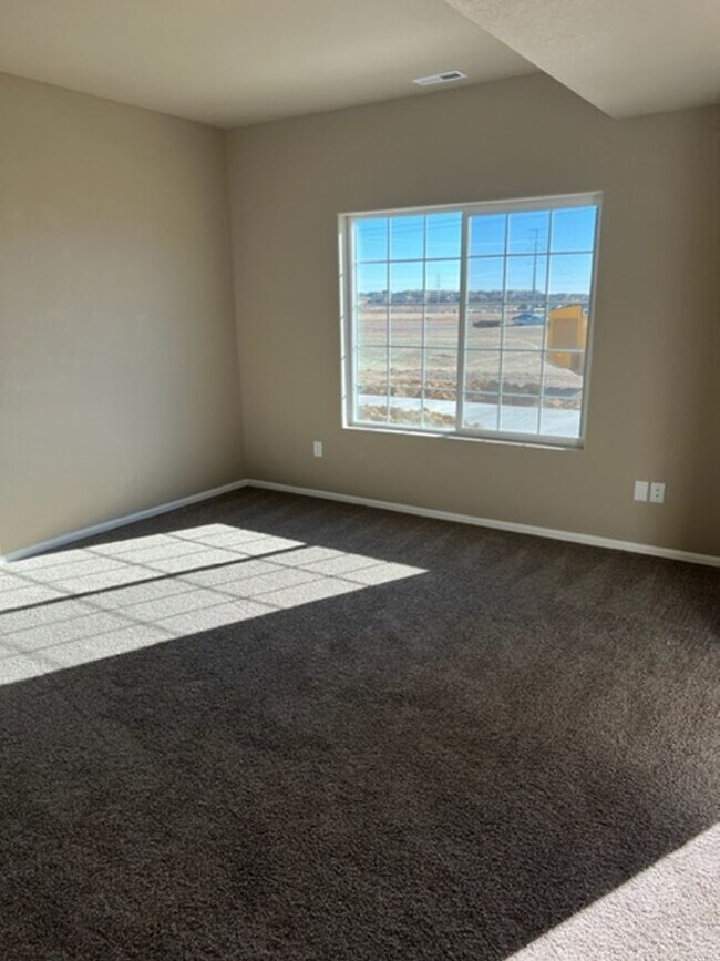Foto del edificio - PRACTICALLY NEW 3 Bedroom Townhome
