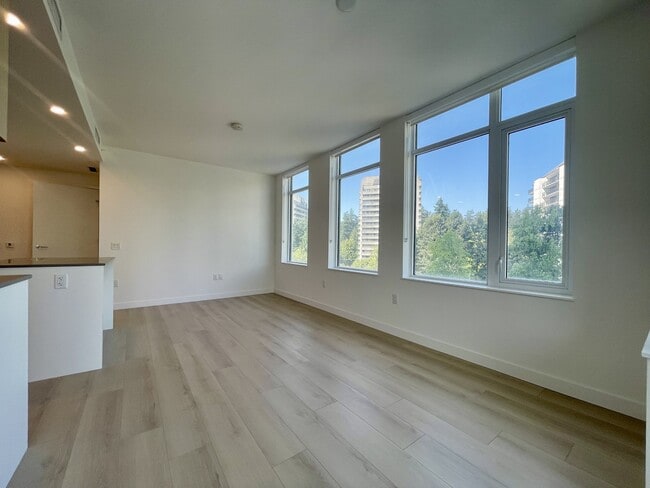 Building Photo - 6468 Willingdon Ave