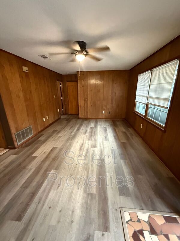 Foto del edificio - 819 W Matthews Ave