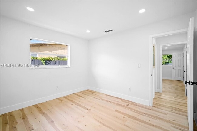 Building Photo - 1523 NE 148th St