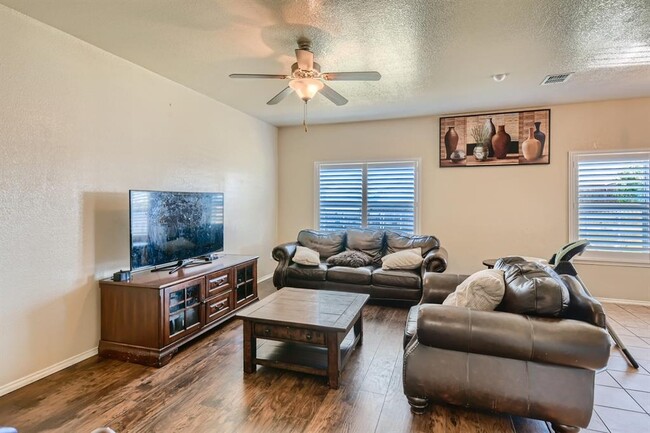 Foto del edificio - 1629 Kings Glen Ln