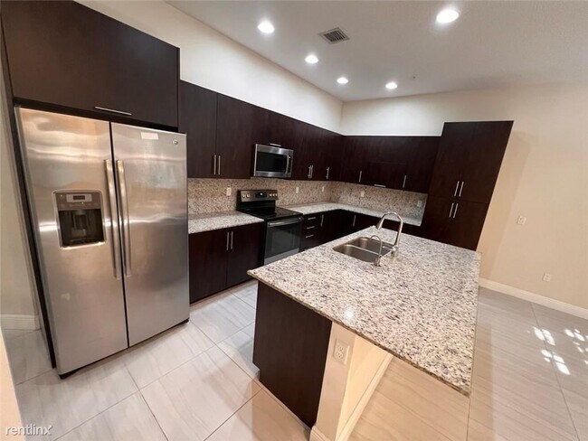 Building Photo - 3 br, 2.5 bath Townhome - 1746 NW 124th Way