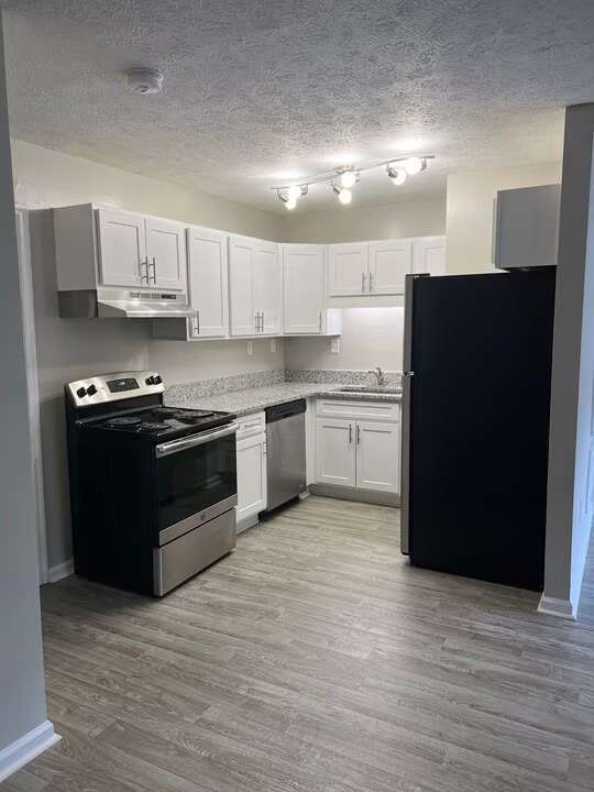 Mejora tu calidad de vida en Arbor Terrace con esta moderna cocina que cuenta con elegantes gabinetes y electrodomésticos de última generación. Perfecta para dar rienda suelta a tu creatividad culinaria y para la comodidad diaria. ¡Agenda una visita hoy mismo para verla! - Arbor Terrace