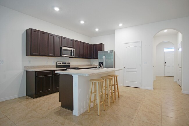 Foto del edificio - Townhome available for rent in Davenport!