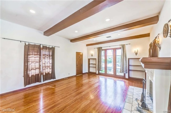 Building Photo - 3 br, 2 bath Duplex - 3626 Orange Ave