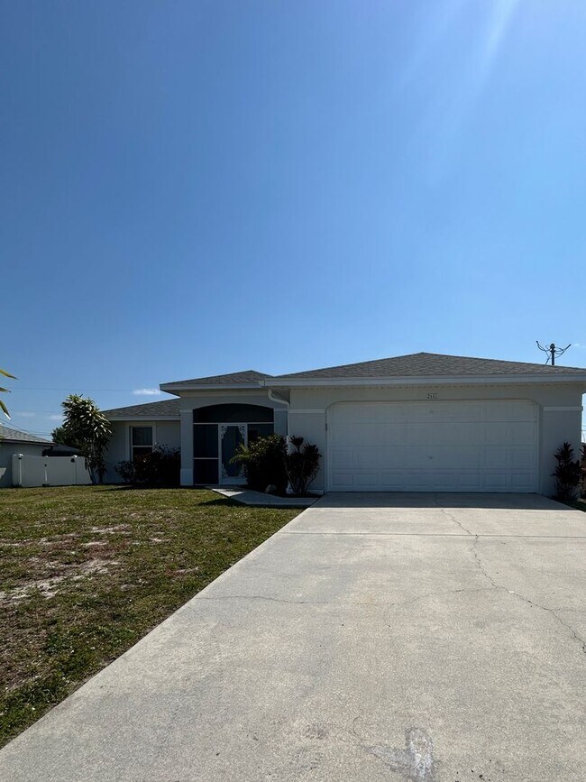 Building Photo - Cape Coral Pool Home w/ Large Yard
