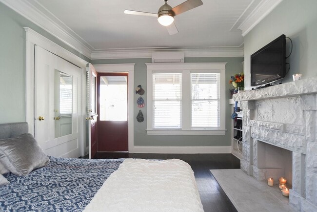 Foto del edificio - Charming Upper Floor 2 Bed / 1 Bath with Bonus Studio in a Prime Echo Park Location