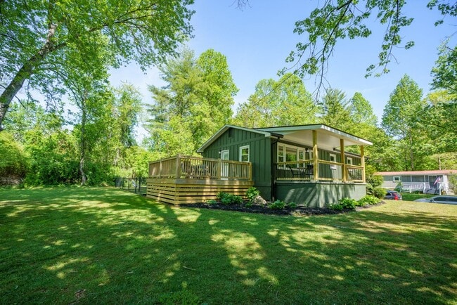 Building Photo - Pet Friendly 3/1 House, Fenced Yard, Deck, Fire Pit & Basement