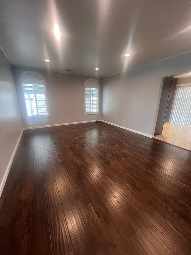 Building Photo - Beautiful 3 Bed / 2 Bath Home with Detached Bonus Space