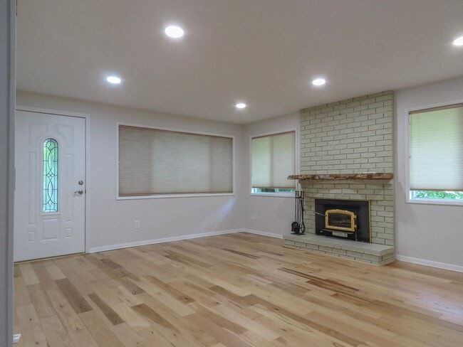 Building Photo - Gorgeous Ranch Style 3 Bedroom Home In Lak...