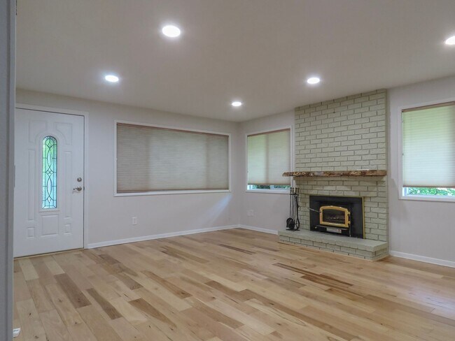 Foto del edificio - Gorgeous Ranch Style 3 Bedroom Home In Lake Oswego Available Now !!!