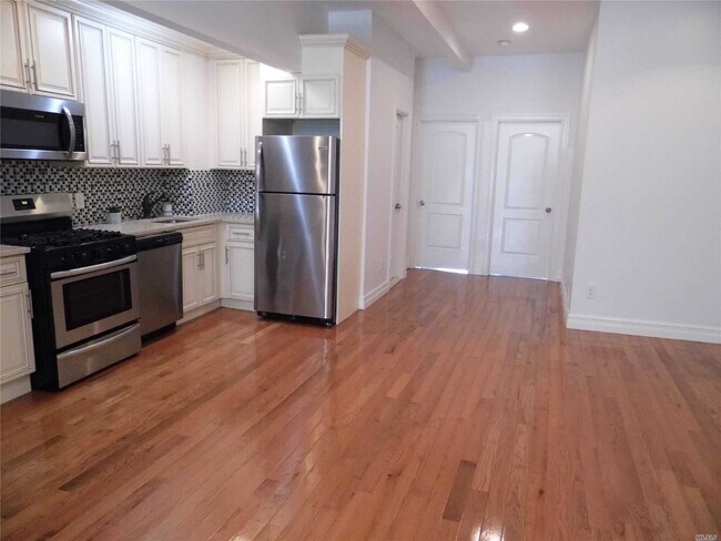 Building Photo - 65 Milford St