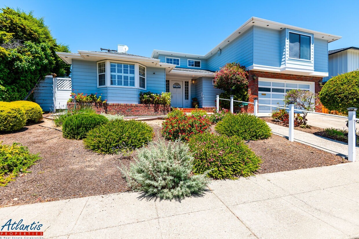 Foto principal - Beautiful Home | Desirable Location