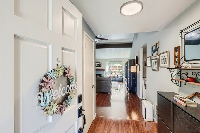Foto del edificio - Charming 3-Bedroom, 2-Bath Home in a Cul-de-Sac Located in a Convenient, Central Area