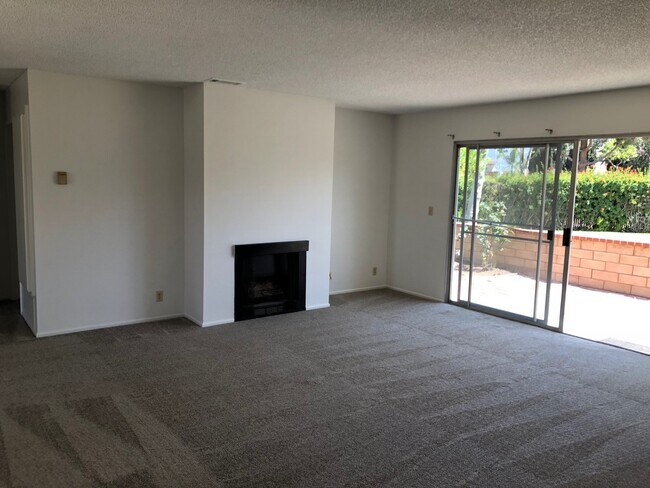 Building Photo - Peaceful Del Prado Townhome in Camarillo