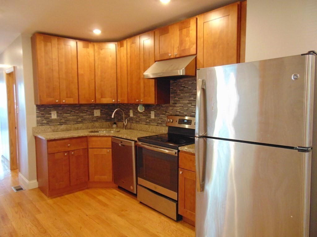 Primary Photo - 144 Newbury Ave