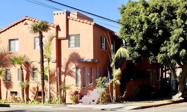 Foto del edificio - SPACIOUS 1 BEDROOM 1 BATH UPSTAIRS JUST BLOCKS FROM ALAMITOS AND JUNIPERO BEACH