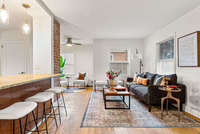 Foto del edificio - Beautiful Open Concept Brick Ranch blocks ...