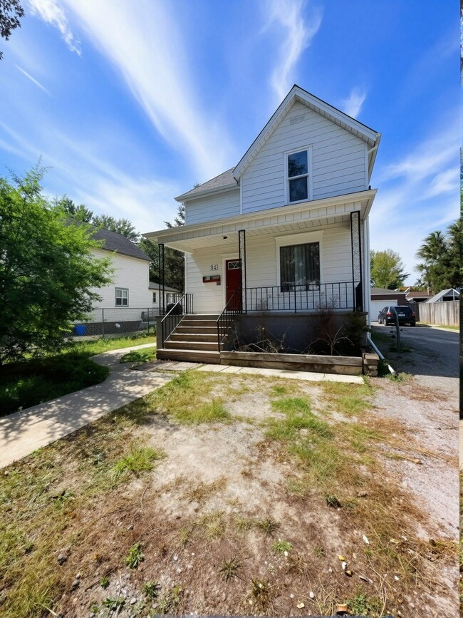 Building Photo - 257 Vidal St S