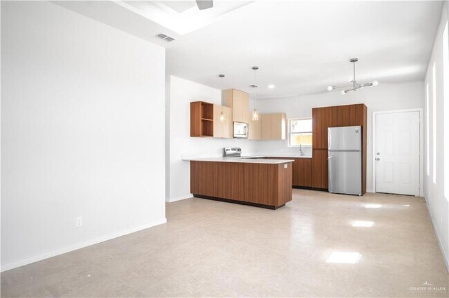 Building Photo - 704 N Alexandrite Ave