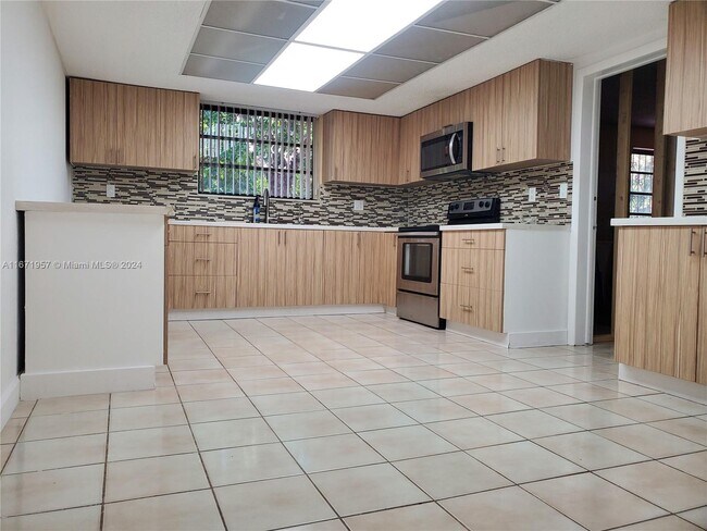 Foto del edificio - 6450 SW 102nd Ave