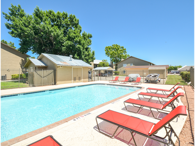 Sparkling Pool - Lakeside