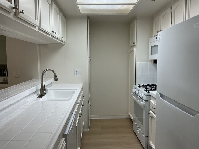 Foto del edificio - 11630 Warner Ave