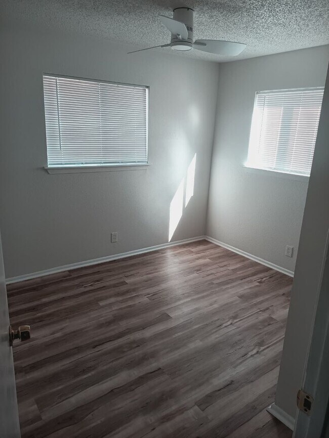 Foto del edificio - Well-Maintained Home with Modern Features in Prime Live Oak Location