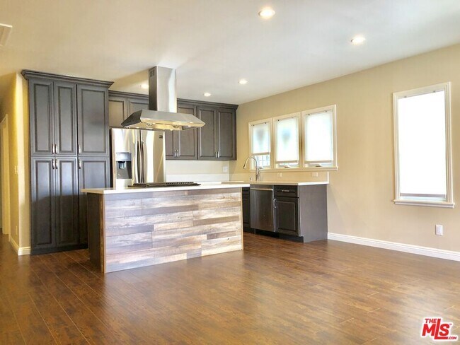 Building Photo - 156 W 41st Pl