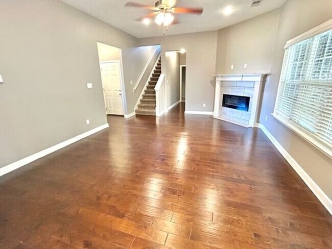 Foto del edificio - Now Leasing A 5 Bedroom 3 Bath Home In Oli...